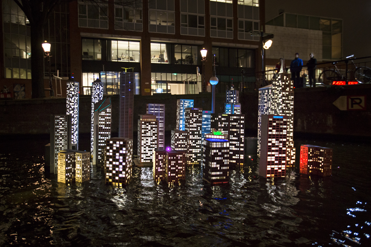 Atlantis sedd från båt Amsterdam Light Festival, foto Janus van den Eijnden