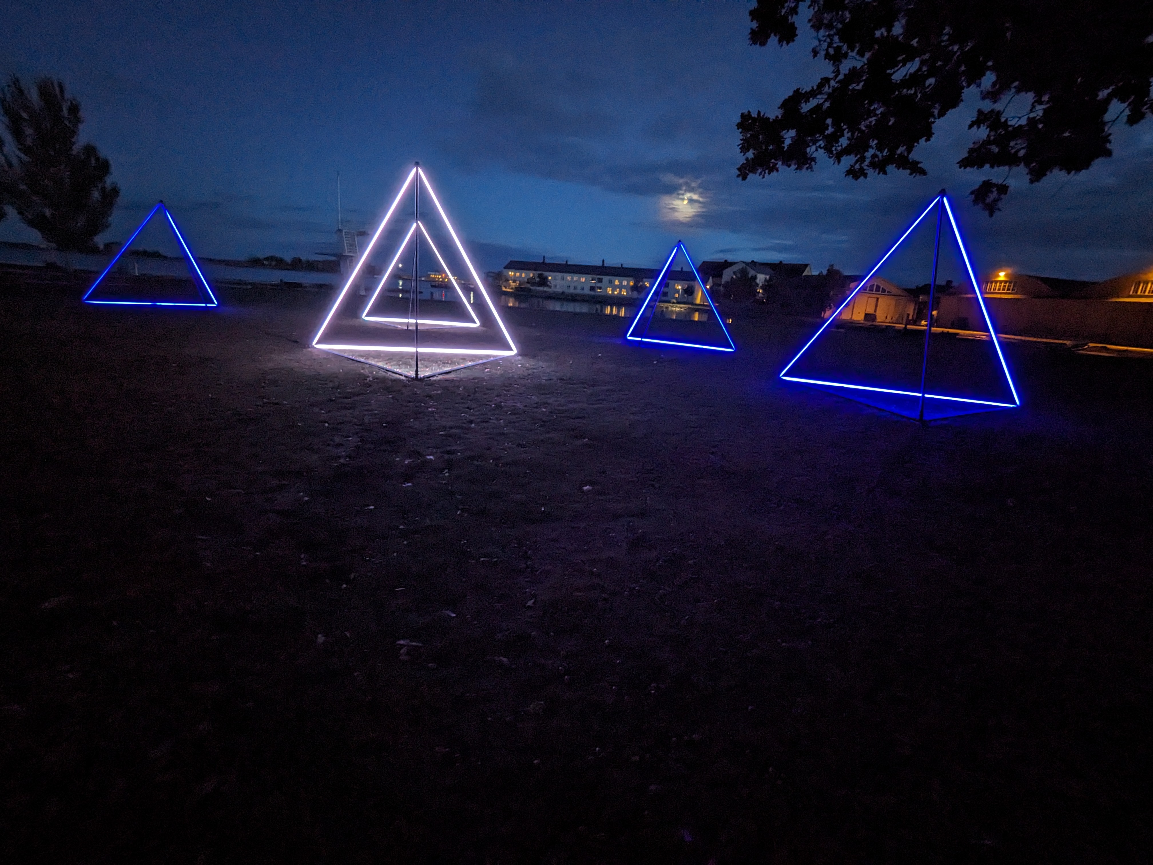 Pyramider interaktiv konst